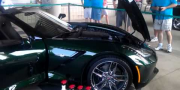 GM показывает офф Lime Rock зеленый Corvette Stingray 2014